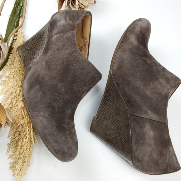 Clark's Artisan Brown Suede Emboss Ankle Boots 9.5 - Picture 3 of 14